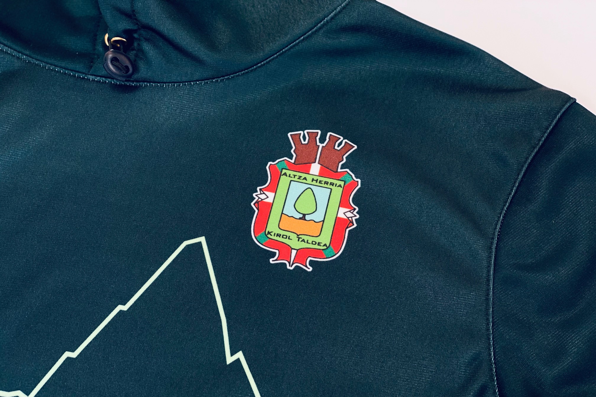 Sudadera técnica con el escudo del club. 